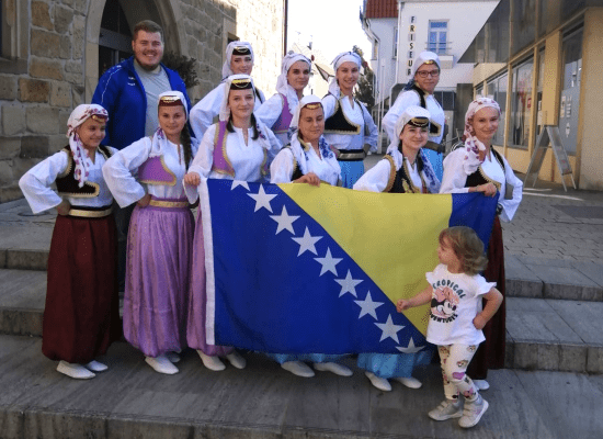 Bosnische Tanzgruppe